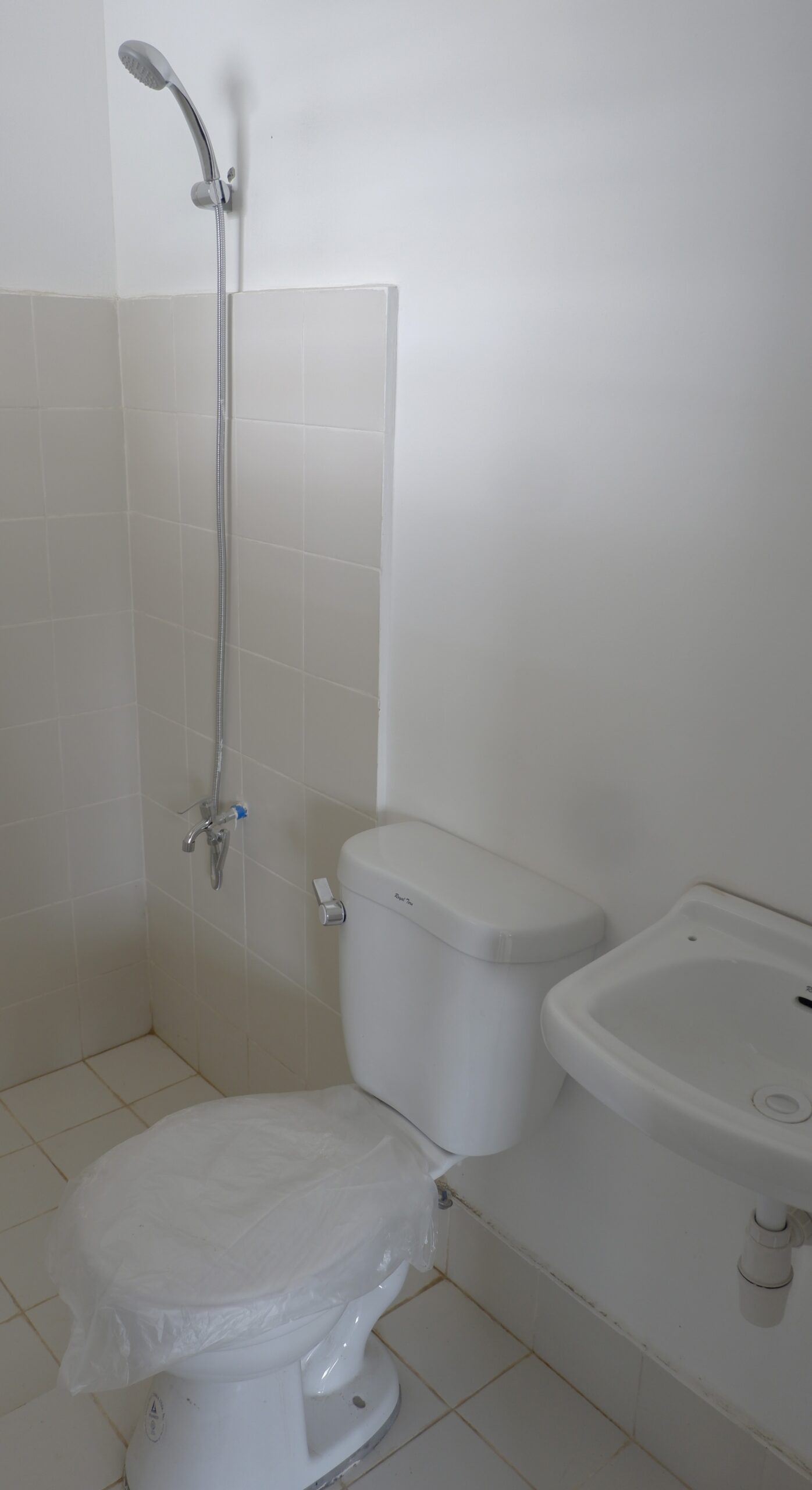 Stephanie Single - Bathroom